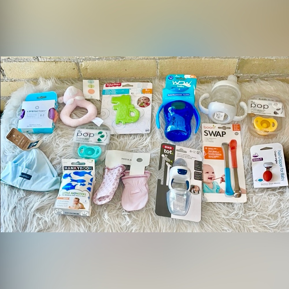NEW!!! Newborn new mom Baby Accessories Set!!!! Bottles, teether, etc! Bundle!!!